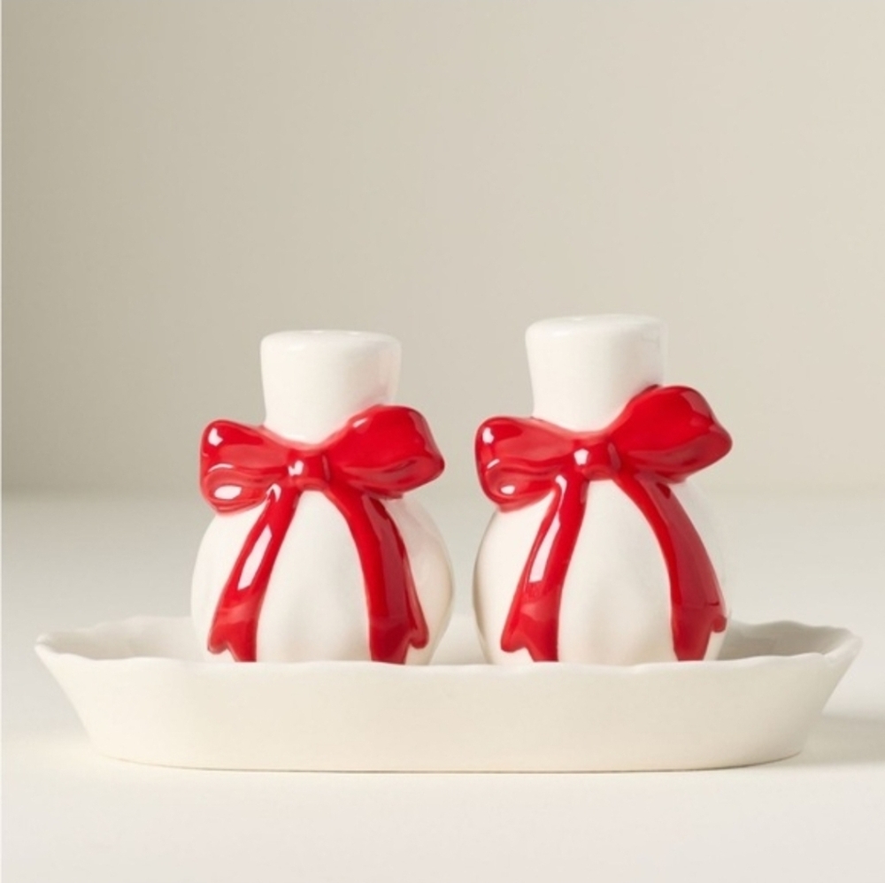 💰 SOLD 💰 Anthropologie Benedita Stoneware Bow Salt & Pepper Shakers